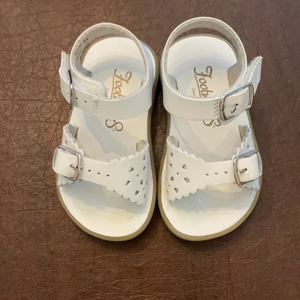 VGUC Girls Footmates Ariel sandals size 4